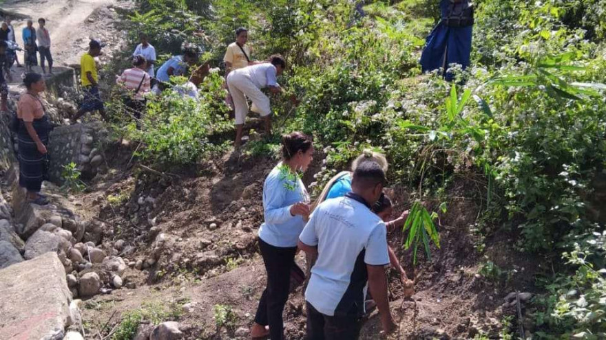 Cegah Longsor, Warga dan Pemdes Kereana Hijaukan Lereng dengan Bambu