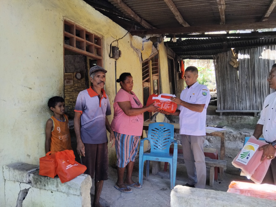 Dinsos Malaka Salurkan Bantuan bagi Warga Terdampak Longsor di Desa Kereana